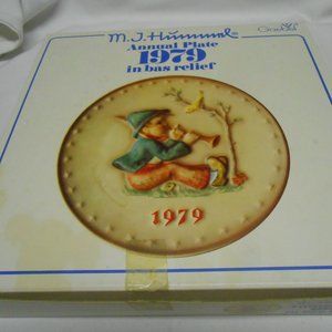 NIB M.J. Hummel 1979 in bas relief goebel Germany collectors plate Singing Lesso